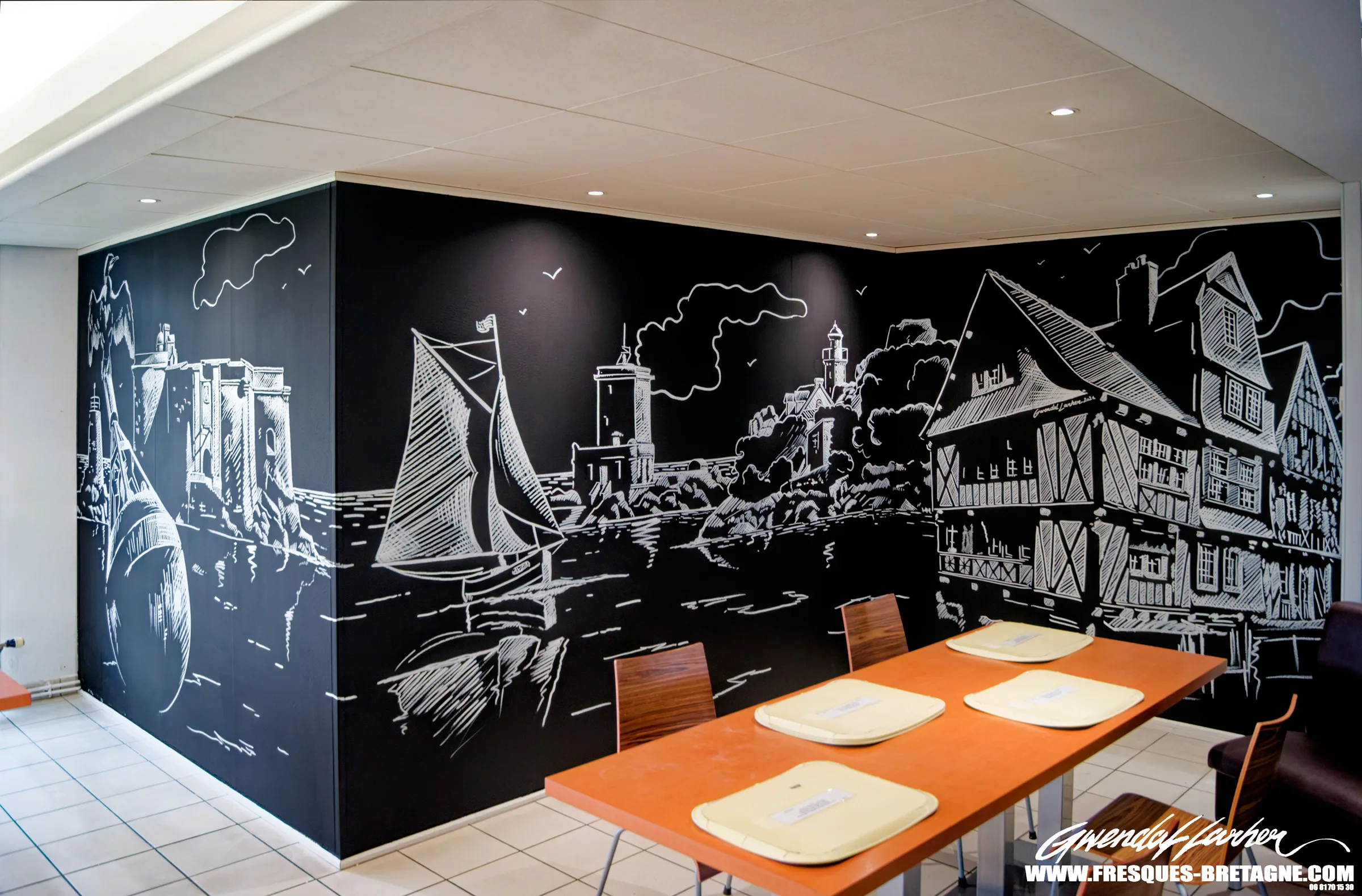 Fresque murale noir et blanc façon carnet de voyage, décoration de la cafétéria de la Clinique de la Baie à Morlaix